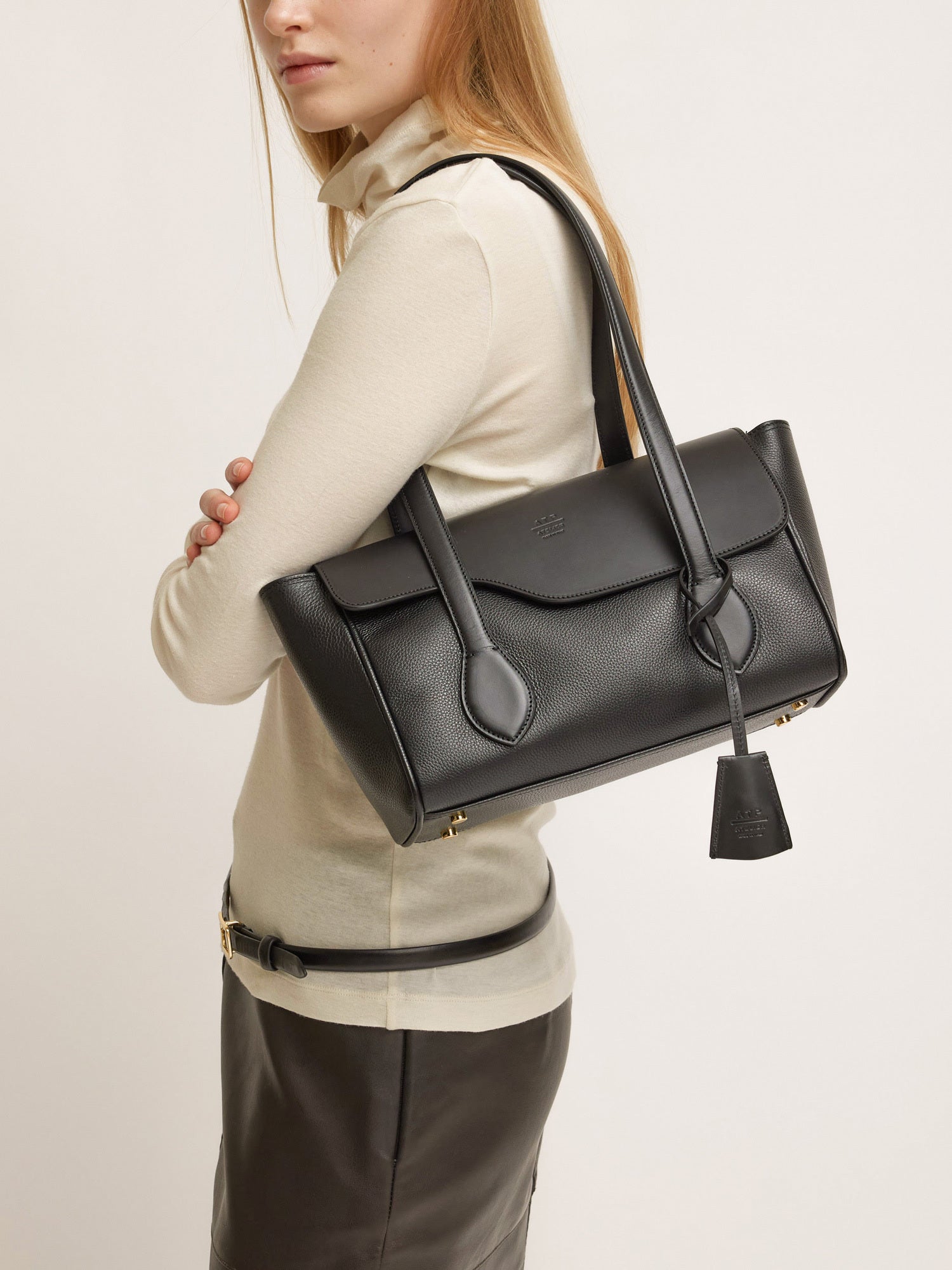 Eira Black Grained Leather Shoulder bag