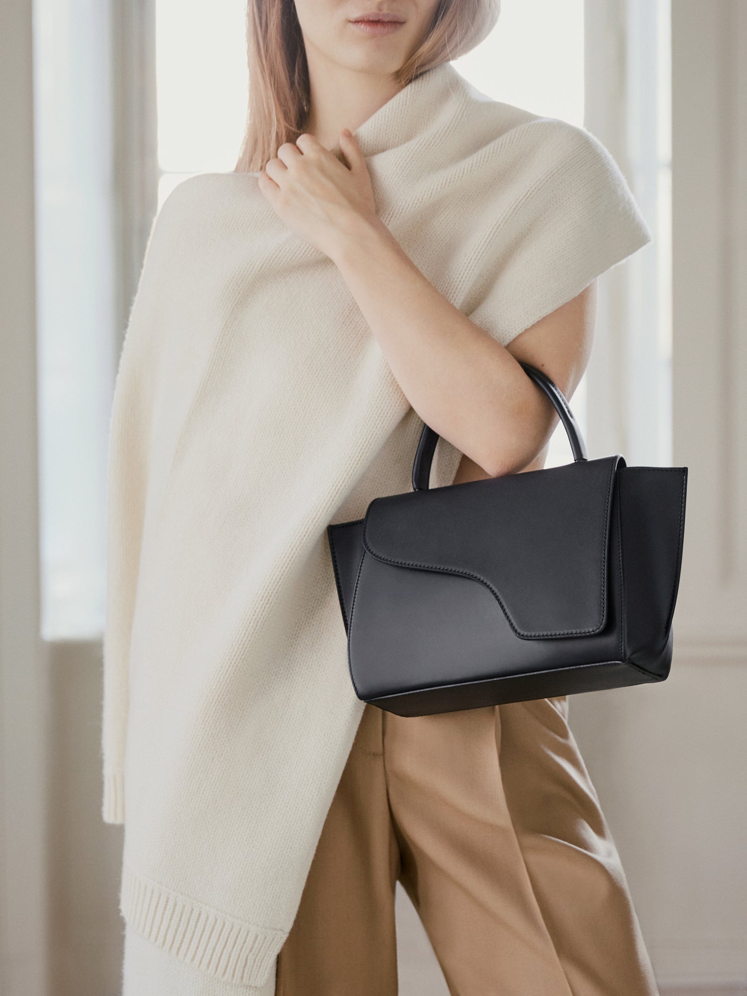 Vinci sling bag, Women's Fashion, Bags & Wallets, Tote Bags on